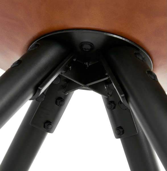 fauteuil cognac kleur zwart frame stevig frame bevestiging onder kant zitting