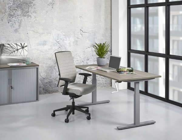 hoog laag bureau met slinger aluminium havanna