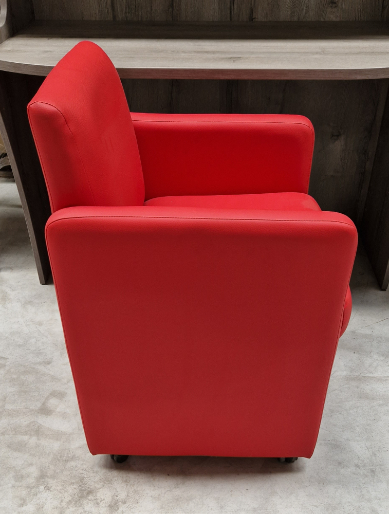 showroom rode fauteuil op wielen zijkant
